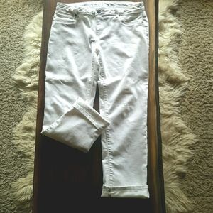 White stretchy capri jeans